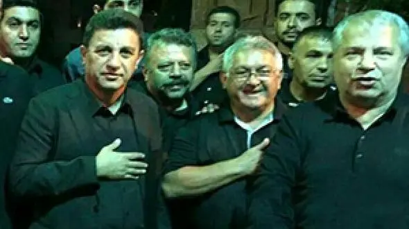 عزاداری علی پروین در کنار امیر قلعه نویی در شب تاسوعای حسینی +فیلم 