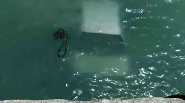 شیرجه 2 مرد با ال 90  به دریا / در بندرپل قشم رخ داد + عکس 