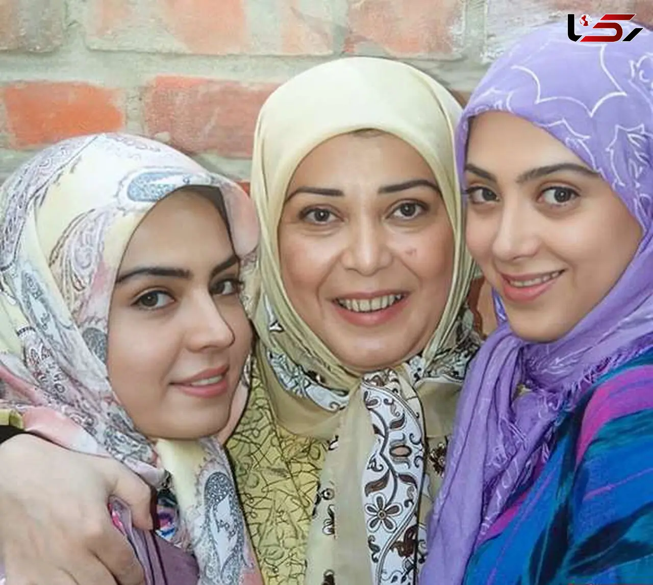 عکس / نوشته سنگ مزار نادیا گلچین و عکس جوانی اش روی سنگ قبر مشترک با پدرش
