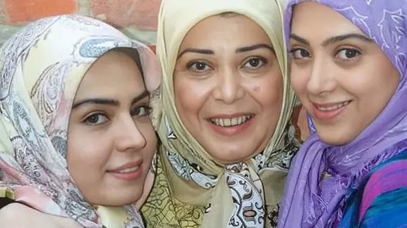 عکس / نوشته سنگ مزار نادیا گلچین و عکس جوانی اش روی سنگ قبر مشترک با پدرش