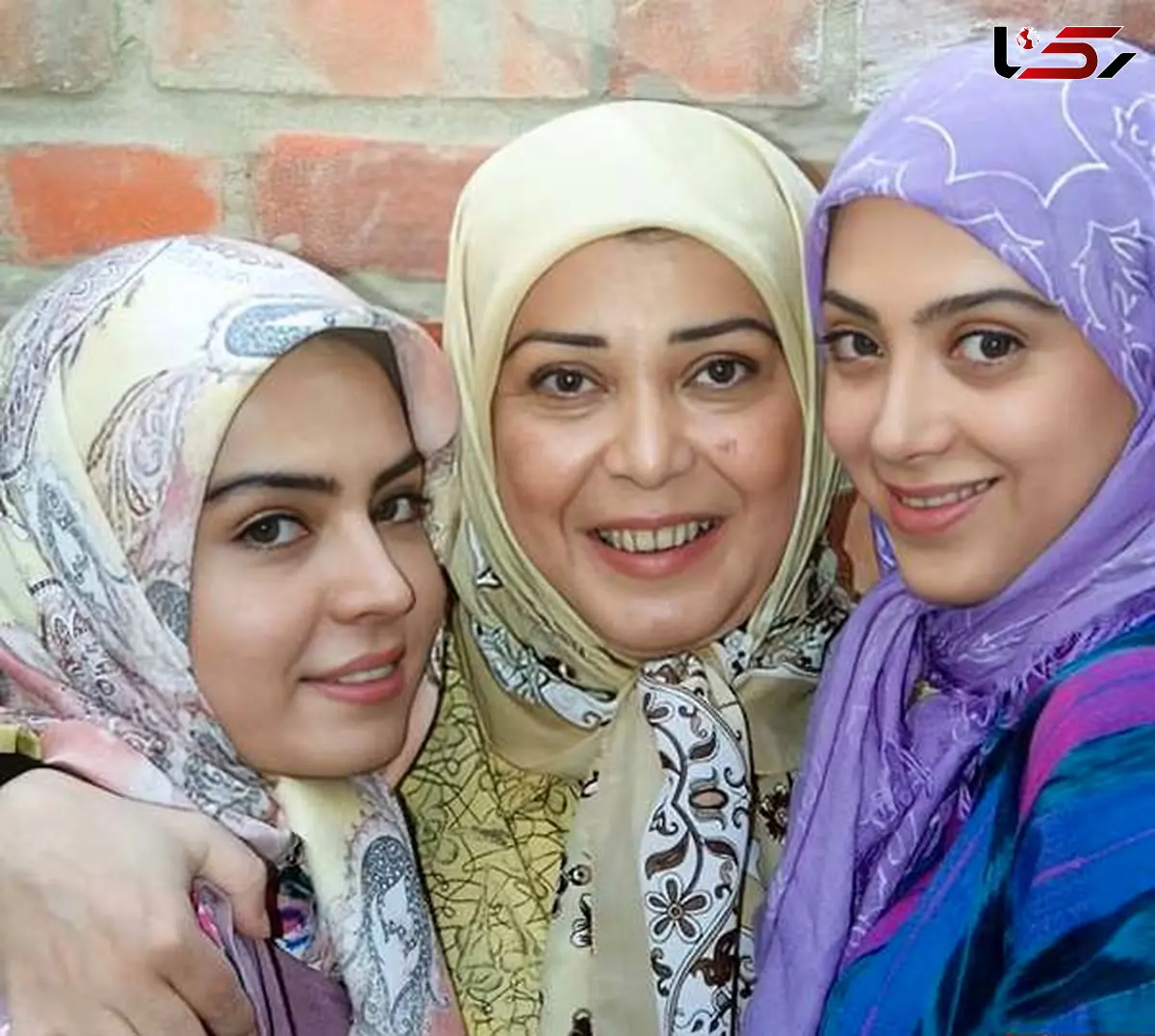 عکس / نوشته سنگ مزار نادیا گلچین و عکس جوانی اش روی سنگ قبر مشترک با پدرش