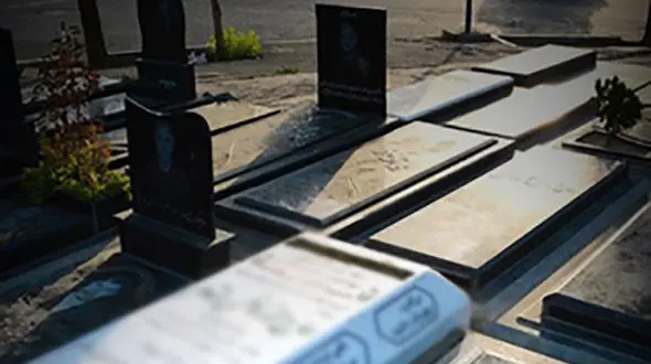 شغل عجیب مرد در میان قبرها