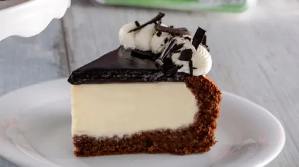 خوشمزه ترین چیز کیک ژلاتینی را در خانه بپزید+ دستور تهیه