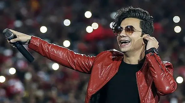 اجرای احساسی محسن ابراهیم زاده به یاد هنرمندان درگذشته در جشنواره حافظ/ اشک همه دراومد