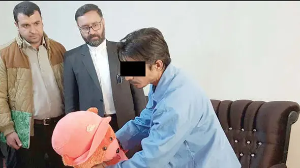 اعتراف به دو هفته شکنجه طاها کوچولو توسط پدر و نامادری +عکس صحنه بازسازی در دادگاه