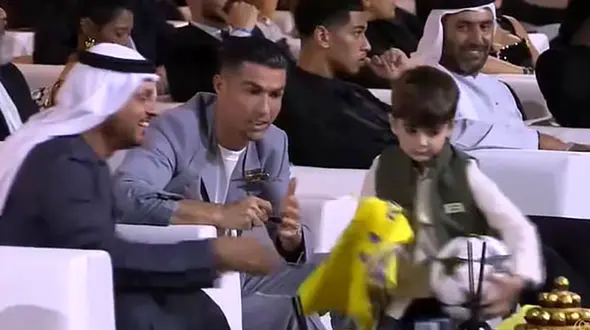 کودک جنجالی که از رونالدو امضا گرفت ایرانی است! + فیلم