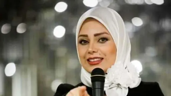 صبا راد با دستمال گردن و استایل اروپایی در تخت شاهی نشست!