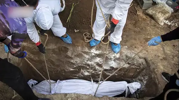 یک فیلم تکاندهنده دیگر از تدفین اجساد کرونایی 