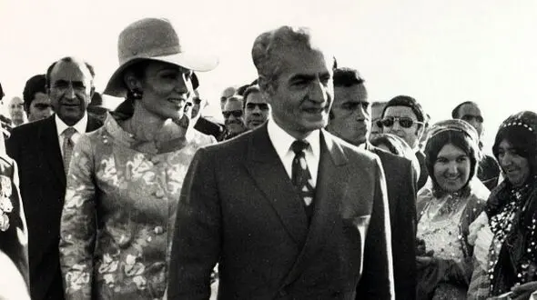 عکس  سفر در زمان / تفریح و خوشگذرانی «محمدرضا پهلوی و فرح دیبا » در پاریس  /  سال 1348
