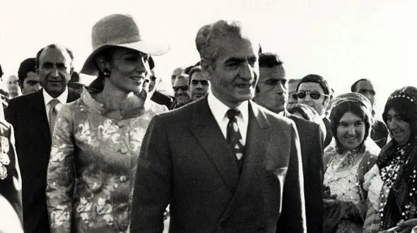 عکس  سفر در زمان / تفریح و خوشگذرانی «محمدرضا پهلوی و فرح دیبا » در پاریس  /  سال 1348