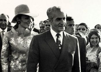 عکس  سفر در زمان / تفریح و خوشگذرانی «محمدرضا پهلوی و فرح دیبا » در پاریس  /  سال 1348