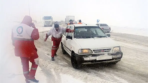 گرفتار شدن 100 نفر در برف و یخبندان ازنا