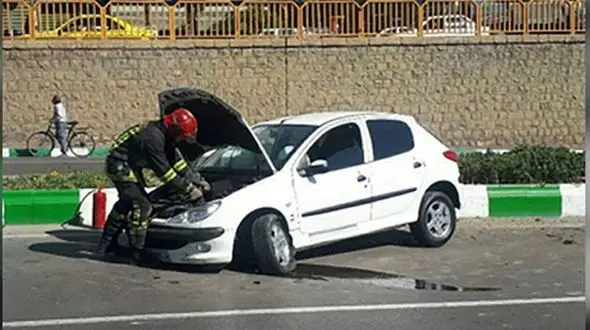 وقوع حادثه برای خودرو ۲۰۶ در زیر پل پنجراه مشهد