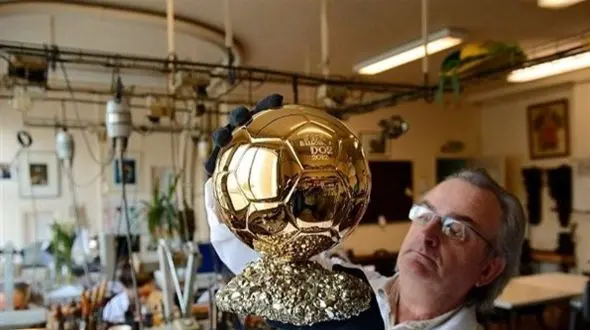 نحوه حیرت‌انگیز ساخت توپ طلای فیفا