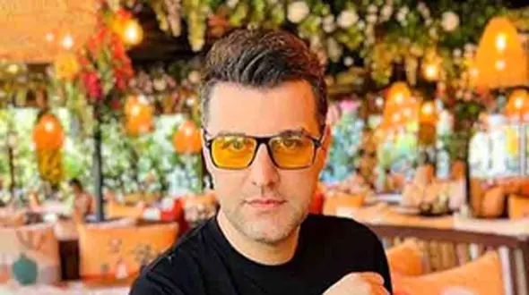 عکس / رستوران‌گردی سه نفره باربد بابایی به همراه دختران دوقلویش، آیلین و شایلین بدون حضور همسرش ...