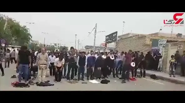 کارگران معترض هفت تپه نماز جماعت را روبروی فرمانداری اقامه کردند + فیلم 