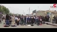 کارگران معترض هفت تپه نماز جماعت را روبروی فرمانداری اقامه کردند + فیلم 