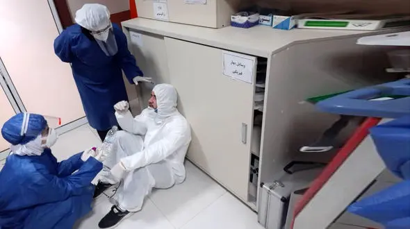 دانشجویان سال چهارمی جای پرستاران حرفه ای را می گیرند / پرستاران کرونا مثبت نمی توانند استراحت کنند!