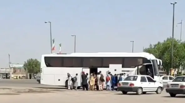 ورود اتوبوسی کارگران غیربومی به پارس آباد!/ خطر شیوع کرونای هندی