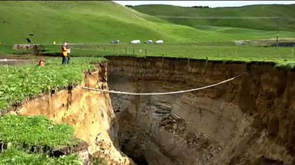 زمین در این مزرعه دهان باز کرد + عکس باورنکردنی