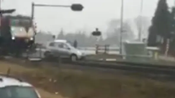 خودرو روی ریل پنچر شد و قطار رسید+فیلم