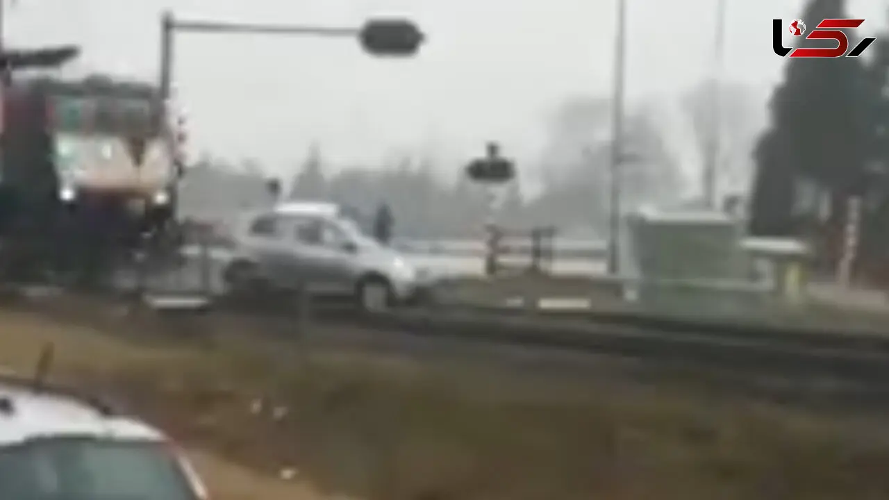 خودرو روی ریل پنچر شد و قطار رسید+فیلم
