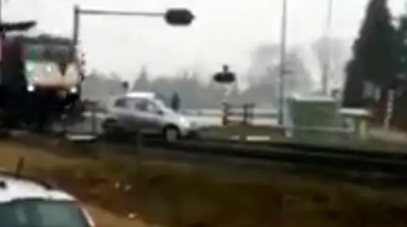 خودرو روی ریل پنچر شد و قطار رسید+فیلم