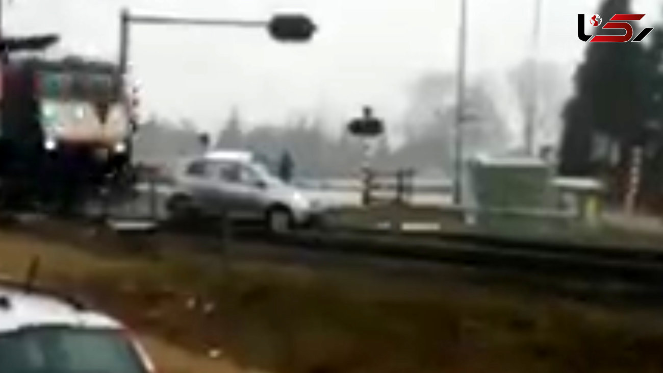 فیلم لحظه متلاشی شدن خودروی گرفتار در ریل راه‌آهن+تصویر