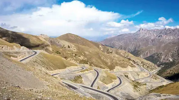 تصویر خطرناک‌ترین جاده دنیا | جاده‌ای که رفتن به آن دل شیر می‌خواهد