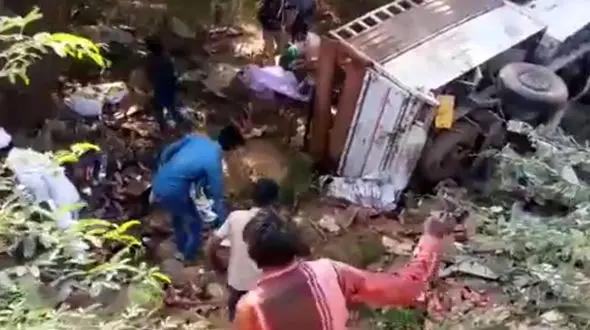 مردم به جای نجات راننده کامیون، بار مشروبات الکی را با خود بردند+ فیلم