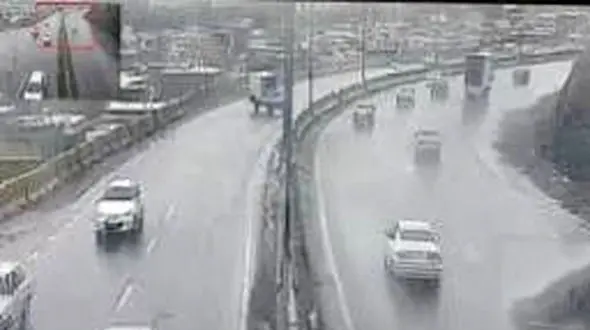  واژگونی عجیب نیسان آبی در کمربندی جنوبی اراک+ فیلم 