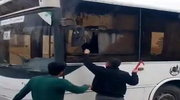 حمله گنده لات های مشهدی به اتوبوس درون شهری / همه وحشت کردند