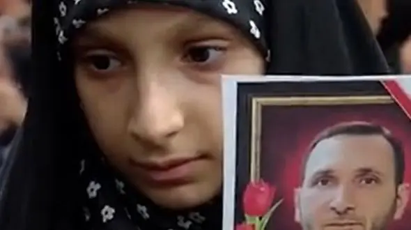 فیلم بی‌تابی دختر سردار شهید جواد پور رجبی و خواب او که منجر به پیدا شدن پیکر بابا شد