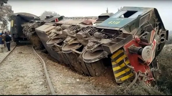 تصادف قطار با کامیون در پاکستان حام خون به راه انداخت