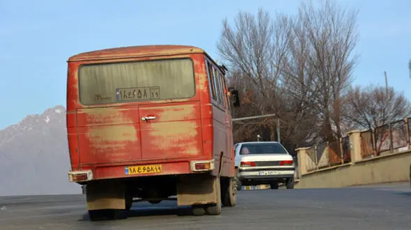 ورود وحشتناک مینی بوس بدون راننده به مدرسه دخترانه/ دانش آموزان هرمزگانی جیغ می کشیدند