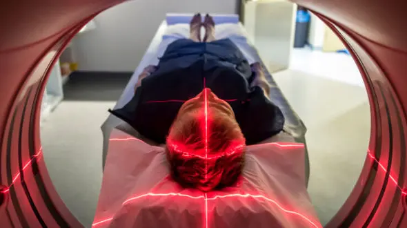 زن دروغگو با اسلحه وارد دستگاه MRI شد! 