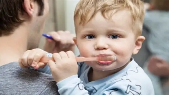 چگونه از پوسیدگی دندان کودکان پیشگیری کنیم؟ نشانه‌ های اولیه را بشناسید