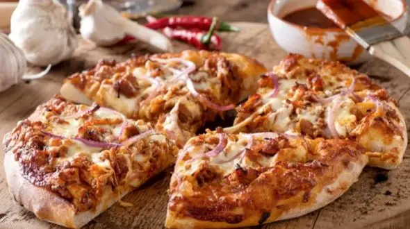 چگونه پیتزا سیر و مرغ درست کنیم؟ بهترین روش مرحله به مرحله