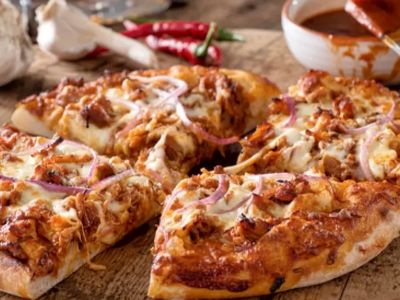 چگونه پیتزا سیر و مرغ درست کنیم؟ بهترین روش مرحله به مرحله