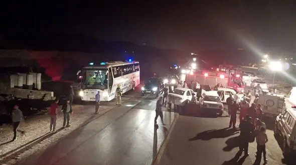 6 عکس از تصادف زنجیره ای هولناک 13 خودرو در جاده قدیم مشهد + جزییات