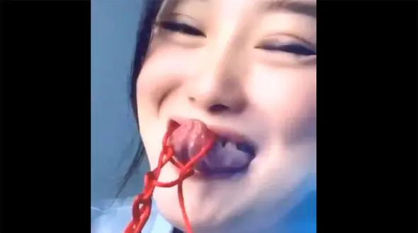 این فیلم را ببینید زبانتان درد می گیرد /نخ بافتن یک زن چینی با زبان!