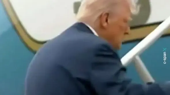 لغزش دونالد ترامپ هنگام سوار شدن به هواپیمای ریاست‌جمهوری + فیلم