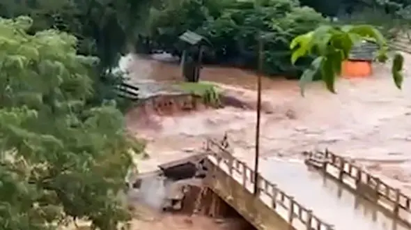 از قدرت سیل در برزیل تا سقوط بیلبورد در بمبئی