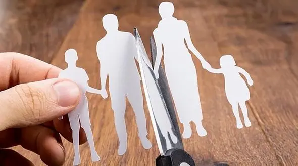 عطیه عکس شوهرش با زن و بچه پنهانی اش را در میهمانی دید ! / 2 زن فریب خورده بودند !