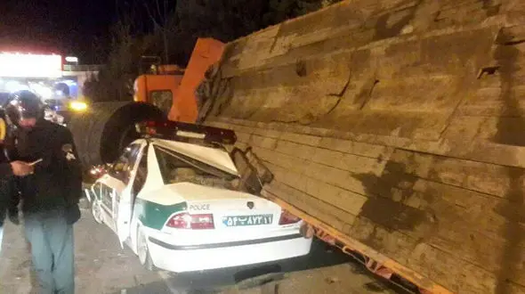 له شدن خودروی پلیس زیر تریلی در جاده ورودی به اصفهان + عکس های حادثه