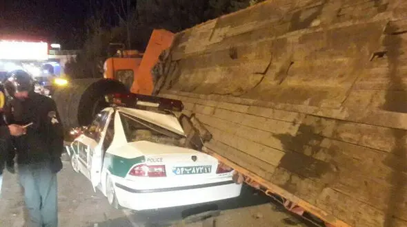 له شدن خودروی پلیس زیر تریلی در جاده ورودی به اصفهان + عکس های حادثه
