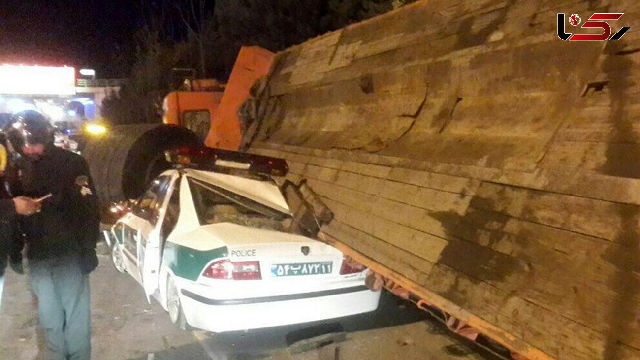 له شدن خودروی پلیس زیر تریلی در جاده ورودی به اصفهان + عکس های حادثه