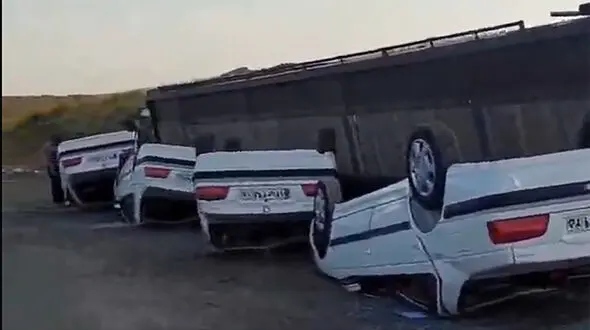 فیلم واژگونی همزمان 5 خودروی پژو پارس در جاده تبریز + عکس