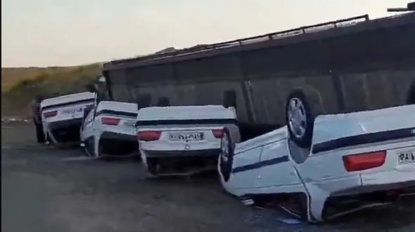 فیلم واژگونی همزمان 5 خودروی پژو پارس در جاده تبریز + عکس