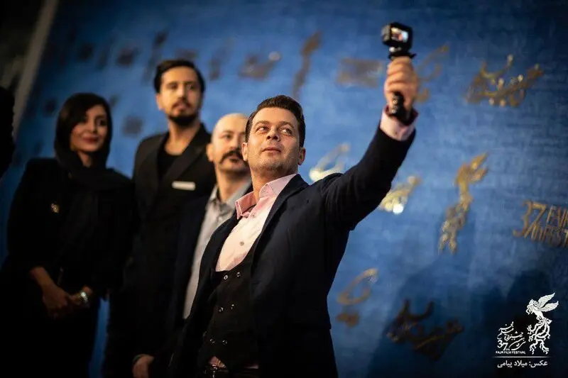 حمید فرخ‌نژاد، ساره بیات و بازیگران «سمفونی نهم» در مراسم فرش قرمز جشنواره فجر